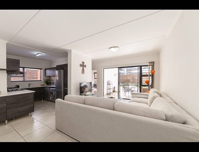 3 BEDROOM APARTMENT TO LET IN OLIVEDALE